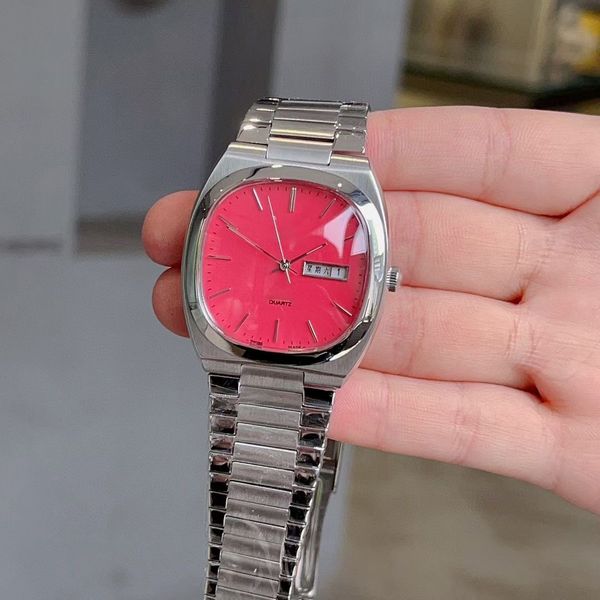 Die quadratische Retro-Quarzuhr mit präziser Präzision kann Ihnen dabei helfen, zu spät zu Verabredungen zu kommen. Es ist wirklich cool für Mädchen, ein großes Zifferblatt mit einer Größe von 36 mm zu tragen