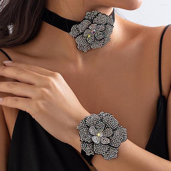 Personalità girocollo esagerata Rinestone Grande collana a sospensione di fiori per femmina Goth Elegante velluto nero Brevi gioielli da sposa