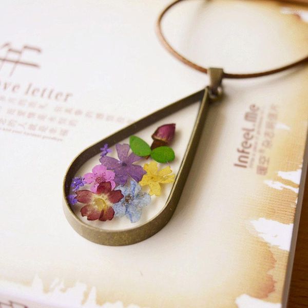 Pendentif Colliers Faits À La Main De Style Vintage Fleurs Naturelles Séchées En Médaillon En Verre De Bronze Avec Chaîne De Corde En Cuir De 70 Cm De Long