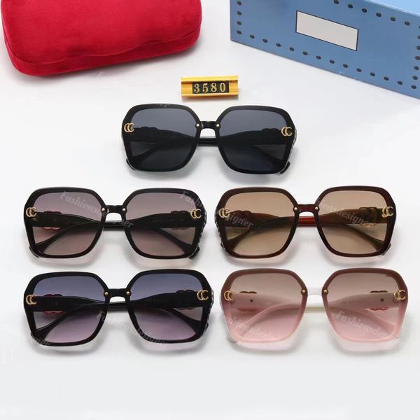 Tasarımcı Güneş Gözlükleri Lüks Güneş Gözlüğü Tasarımcı Erkekler Klasik oyulmuş çerçeve altın harf güneş gözlüğü modaya uygun UV koruma gözlükleri kadınlar için toptan güneş gözlüğü