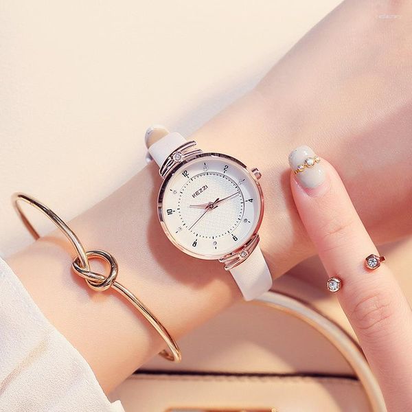 Bilek saatleri kezzi markası basit kadınlar deri saatler moda kristal küçük kuvars saat bayanlar su geçirmez kol saati için