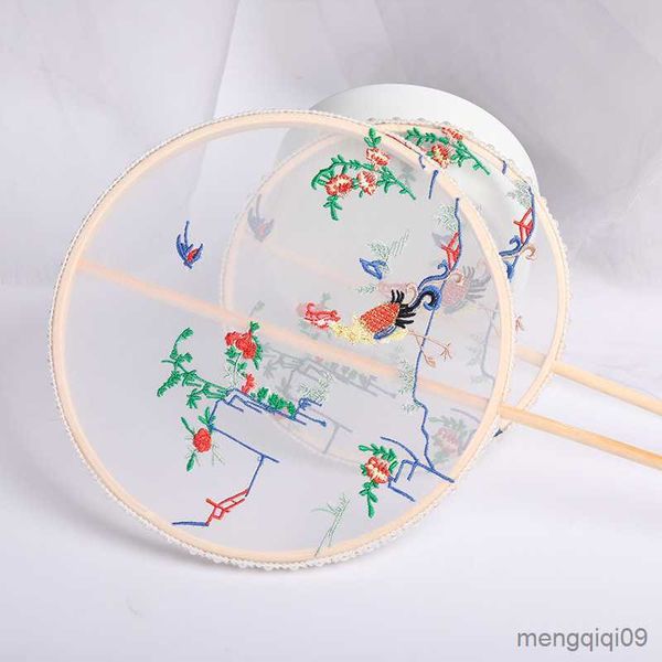 Produkte im chinesischen Stil Fan-Anzug Runder Fan Kinder halten Fan Blume Hochzeit Gefälligkeiten und Geschenke Vogelstickerei Langer Griff Runder Fan Tanz-Fan-Requisiten R230804