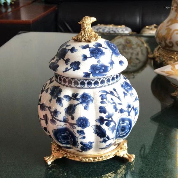 Vorratsflaschen aus Keramik mit Kupfer-Teekanne, blau und weiß, chinesischer klassischer Luxus-Villa-Tisch, weiche handwerkliche Ornamente