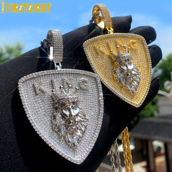 Colares com pingente Iced Out Bling Carta Rei Colar Cor Prata Zircônia cúbica Leão Coroa Distintivo Amuleto Moda Masculina Hip Hop Jóias 230803