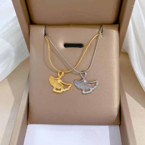 Anhänger Halsketten Minimalistische Blätter Halskette für Frauen Edelstahl Goldfarbe Platte aushöhlen Ginkgo Blatt Kurz Boho Schmuck