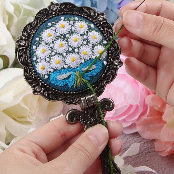 Prodotti in stile cinese Kit di specchi per ricamo di fiori fai-da-te Paesaggio Punto croce Ricamo Specchio per trucco pieghevole Altalena a mano Regalo artigianale Decorazioni per la casa