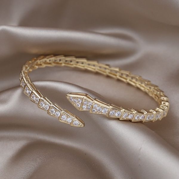 Bracciale rigido design gioielli di moda placcato oro 14K rame intarsiato zircone serpente braccialetto aperto accessori per feste da donna di lusso 230803