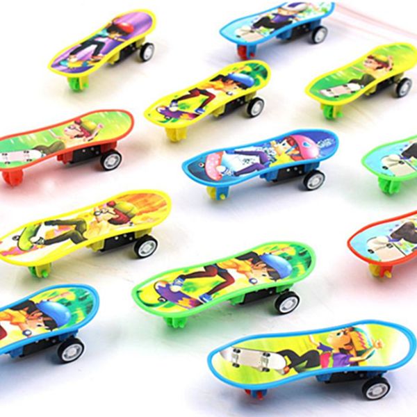 Neuheit Spiele 100 teile/los Cartoon Finger Skateboard PVC Modell Desktop Slide Play Großhandel Kind Geschenk Spielzeug 230803