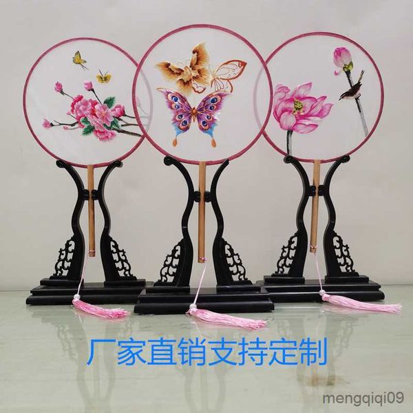 Prodotti in stile cinese Ricamo Ventaglio di seta rotondo Stile cinese Panda Ventaglio a mano retrò Cheongsam Performance Dance Nappa Fan Home Decor R230804