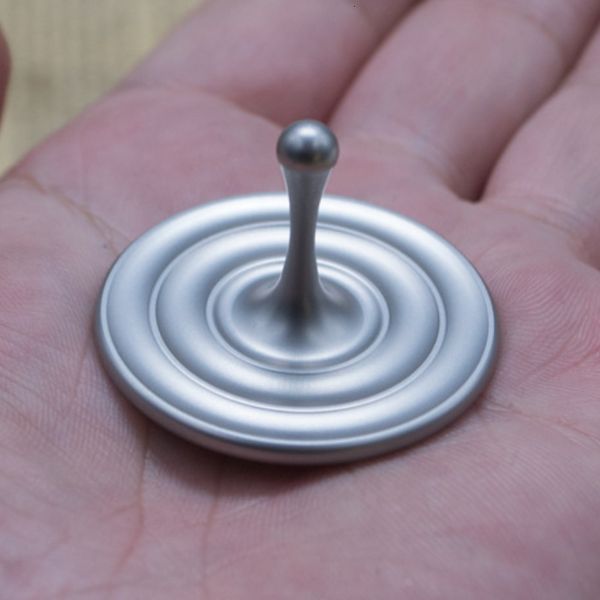 Giocattolo di decompressione Giroscopio rotante Trottola Magnetica Goccia d'acqua in metallo Punta delle dita Mano Spinner Scrivania Fidget Giocattoli per adulti Bambini Antistress Divertente 230803