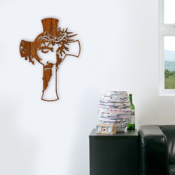 Oggetti decorativi Figurine Croce Christian Wood Wall Art Decorazione artigianale per la casa Hanging Hole Design Wall Art Openwork Carving Religioso in legno 230804