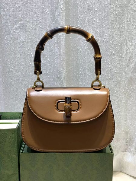 2023 bolsas de ombro de designer de luxo bolsa de ombro de corpo cruzado bolsa de bambu moda senhora compras bolsa feminina carta popular bolsas quentes desenhos animados travesseiro carteira prática