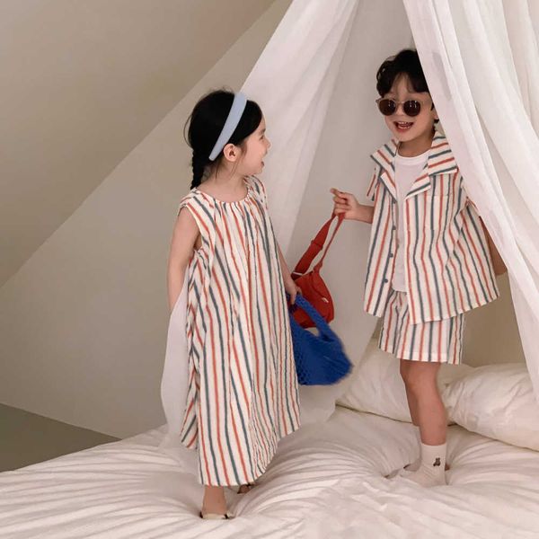 Set di abbigliamento Completi estivi per fratello e sorella Ragazzo per bambini Camicia a maniche corte a righe Pantaloncini 2 pezzi Abito per bambina in cotone senza maniche