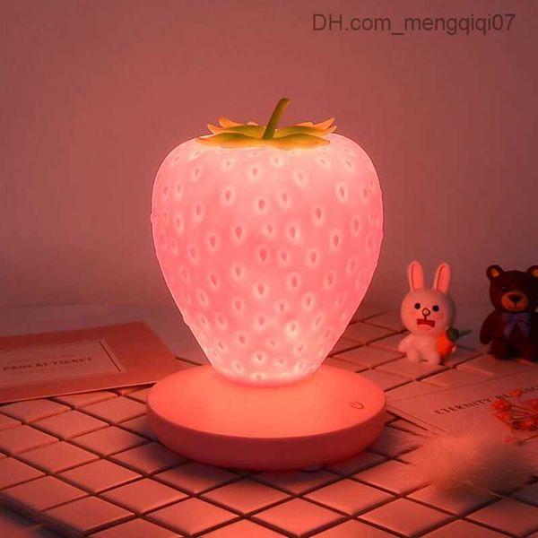 Paralumi Lampada alla fragola Vivaio LED Luce notturna carina per bambini Lampada da comodino per bambini che cambia colore 3 modalità Touch per decorazioni per la cameretta dei bambini Regalo Z230805