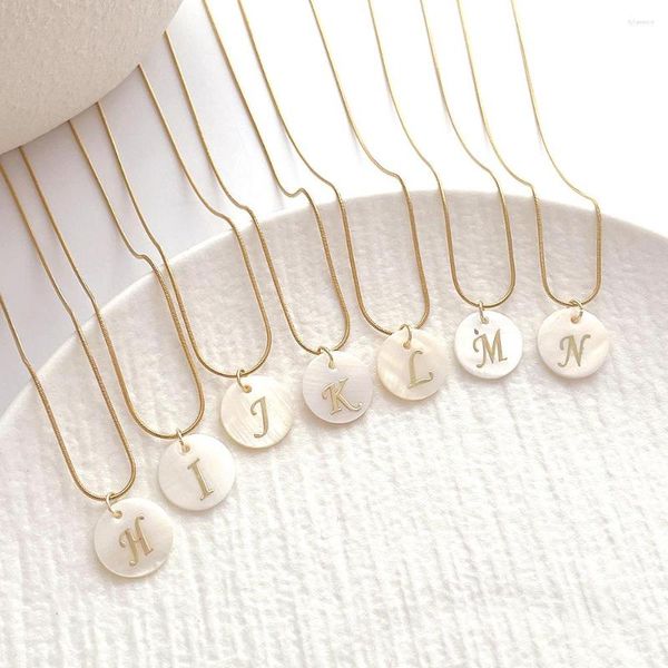 Collares pendientes Cuentas de perlas de concha natural Madre del alfabeto redondo 26 Letras Colgante Collar inicial
