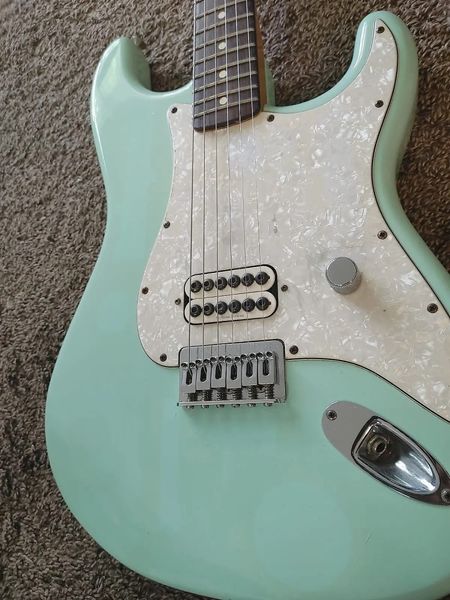 Custom Shop Tom Delonge Signature Surf Green Guitarra Elétrica Big Headstock White Pearl Pickguard Gravado Placa de Pescoço Tuners Vintage Tremolo Bridge Whammy Bar