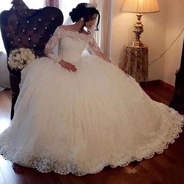 Vestidos de noiva brancos elegantes com ombro de fora 2023 brilhantes e brilhantes com contas de cristal vestidos de noiva nova linha A contas pérolas renda vestidos de noiva Dubai árabe Robes de casamento