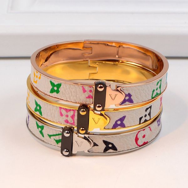 Luxus-Armbänder, Buchstabe, Lederarmband, europäische Mode, neues Titan-Stahl-Armband für Damen, breite Handschlaufe, braunes Blumenmuster, Gold-Logo-Stempel gedruckt