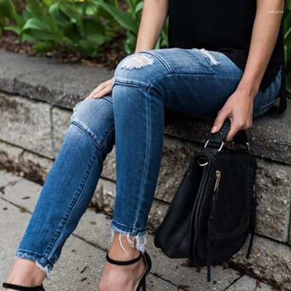 Calça jeans feminina slim plissada com elástico perfurado