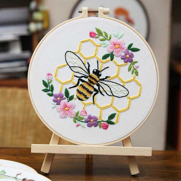 Produtos chineses Diy bordado inicial com abelhas flores kits de ponto cruz incluem aros de bordado para iniciantes costura artesanato presente R230807