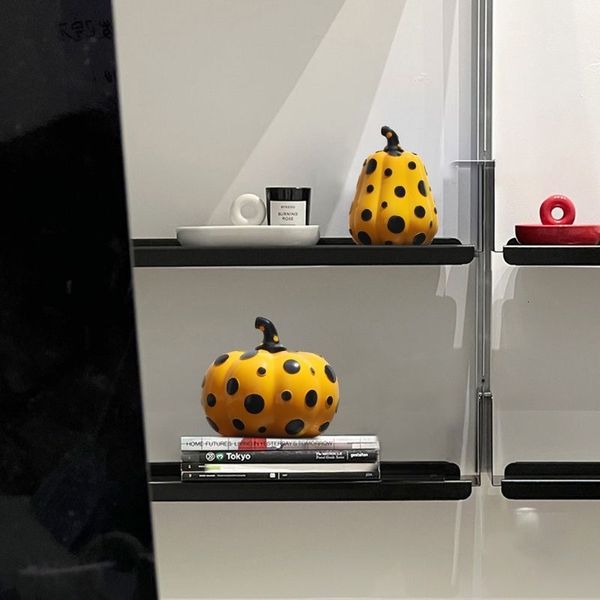 Dekorative Objekte Figuren Yayoi Kusama Polka Dot Künstlerskulpturen Zubehör für Heimdekoration Kürbis Kreative Statuen Wohnzimmer Geschenke 230804