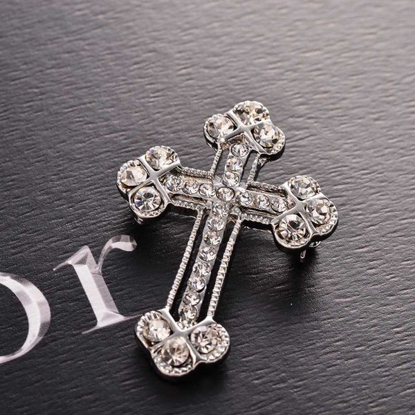 Pins Broschen MZC Sparkly Unisex Big Cross Kristall weiß Broschen Für Männlich Weiblich Liebhaber Hemd Anzug Pin Anime Brosche Vintage Broches mujer HKD230807