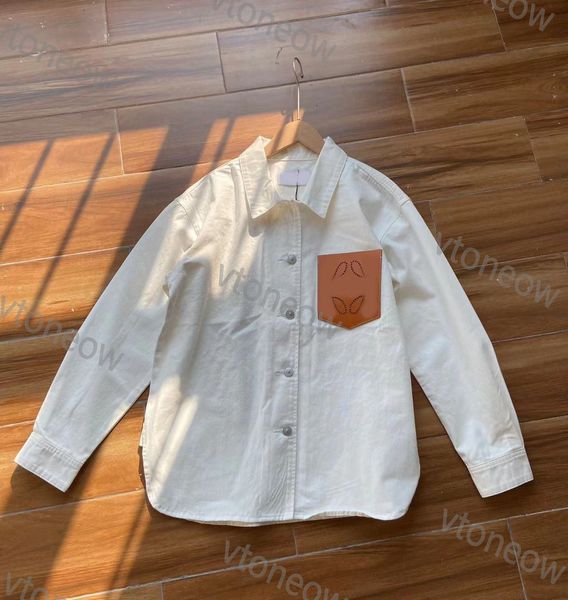 Giacca firmata Maglietta da donna Camicetta bianca a maniche lunghe con risvolto Lettera Pelle sul busto Design Top INS Moda Primavera Estate Donna Camicia Giacca loe