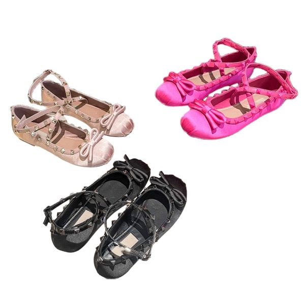 Sandalen, klassische Damen-Designerschuhe, Metallnieten, Pumps, Seidenstoff, Schleifen, Tanzschuhe, runde Zehen, Outdoor-Schuhe, geleefarbene Schuhe mit flachem Absatz, Kreuzriemen, Schnallenschuhe