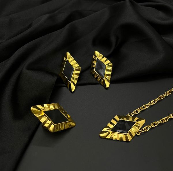 Collana Orecchini Set MANDI Pietra naturale nera da donna Design a rombo Gioielli Anello placcato in oro che non sbiadisce Set da tre pezzi