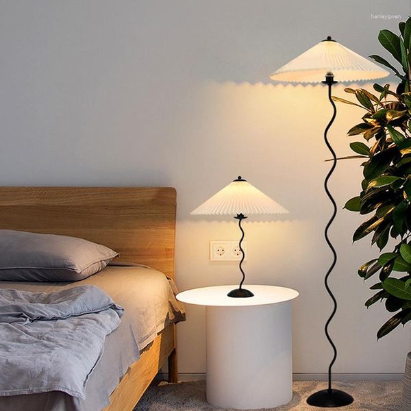 Candeeiros de chão nórdico simples lâmpada plissada vintage curva luminárias de ferro para sala de estar sofá quarto decoração de cabeceira luzes de canto em pé
