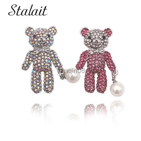 Spille Spille Carino Pieno strass Teddy Bear Spille San Valentino AB Colore Rosa Bowknot Perla Corsage Famale Spilla Accessori per gioielli HKD230807