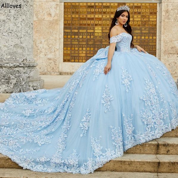 Hellhimmelblau, schulterfrei, Ballkleid, Quinceanera-Kleider, glamouröse Spitze, appliziert, Prinzessin, formelle Party-Abschlussball-Kleider, sexy Plus-Size-Bonbon-15-Kleid mit großer Schleife, CL2677