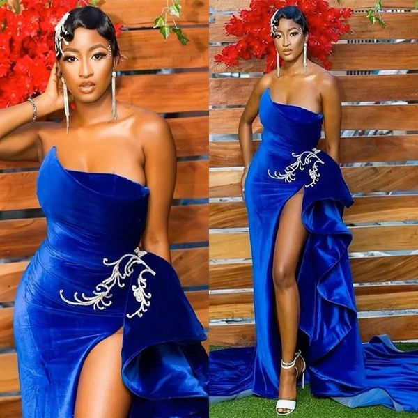 Sexy High Slit 2022 Royal Blue Velvet Prom Abendkleider südafrikanische Plus Size geraffte trägerlose lange Brautjungfer Party Cocktail268U