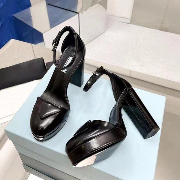Sandálias de strass 2023 Designers de luxo sapatos de salto plataforma femininos Clássico fivela de triângulo enfeitado Bombas de tira no tornozelo 10,5 cm de salto alto feminino