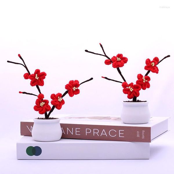 Flores decorativas flor de ameixa de crochê bonsai em vasos plantas artificiais tricotadas à mão ornamentos presentes para decoração de mesa de escritório em casa