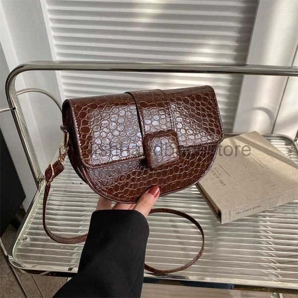 Die diesjährige beliebte Damen-Schultertasche im Frühjahr 2023 ist eine trendige und minimalistische Schultertasche mit koreanischer Version von Saddle Bags Stylish Handbags Store