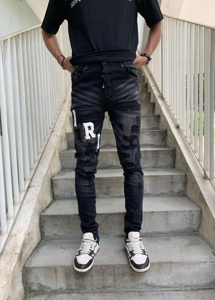 Jeans masculino 2023 design desgastado streetwear moda letras finas padrão patchwork danificado rasgado lavado homem negro