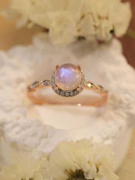 2023 Novo anel de gema simples e individualizado, design pequeno, anel de tesouro colorido, incorporação de microdiamante de pedra natural