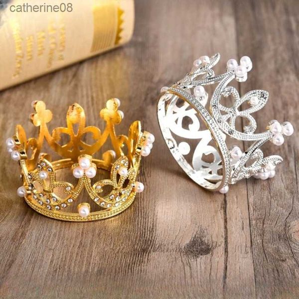 Mini Crown Cake Topper Elegante principessa Pearl Tiara Ornamenti Baby Shower Compleanno Forniture per feste di nozze Decorazione torta fai da te L230621