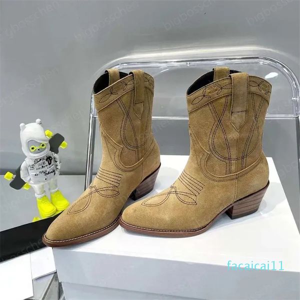 Sapatos de grife de luxo botas de cano curto bico fino botas de caubói ocidentais camurça esculpida botas de combate de motocicleta Triomphe moda feminina botas Knight Roman