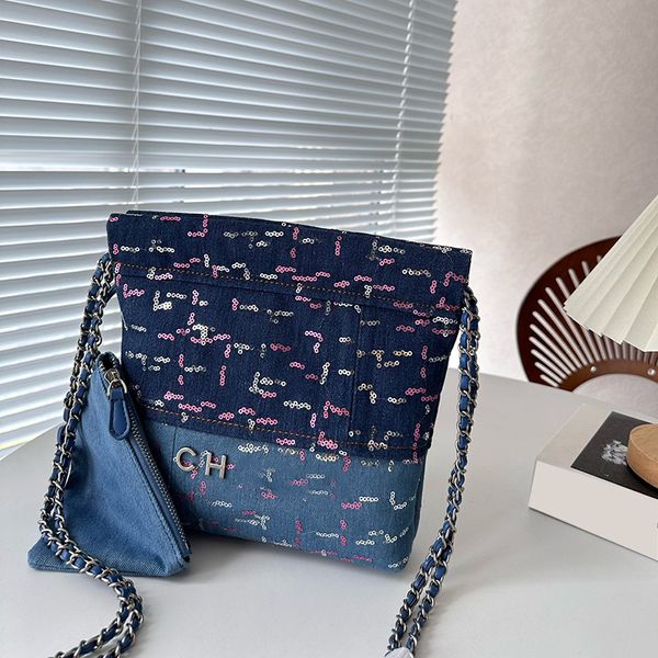 F/W Designer Bolsa de ombro feminina 22 Saco de lixo Saco denim Dois tons lantejoulas Moeda Pingente Matelassê Corrente Bolsas tiracolo Prata Letras Bolsa Mãe 22x20cm