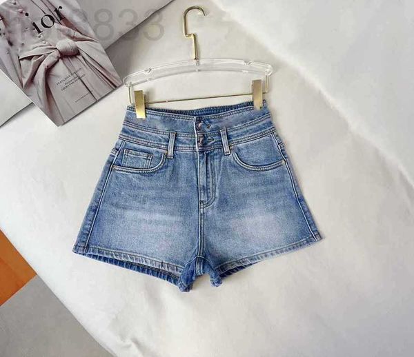 Jeans Feminino Designer 23 Verão Novo Casual Estilo Versátil Idade Reduzida Shorts Jeans Estampados Cintura Alta com Botões Duplos 2FC0