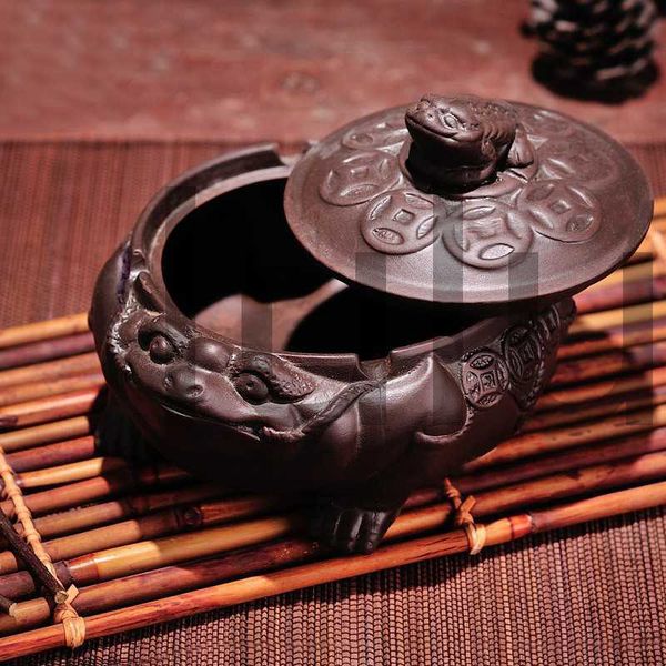 Yixing lila Sandskulptur Dekoration Tee spielen Tee Haustier Aschenbecher mit Deckel kreative Retro Golden Toad lila Sand Aschenbecher HKD230808