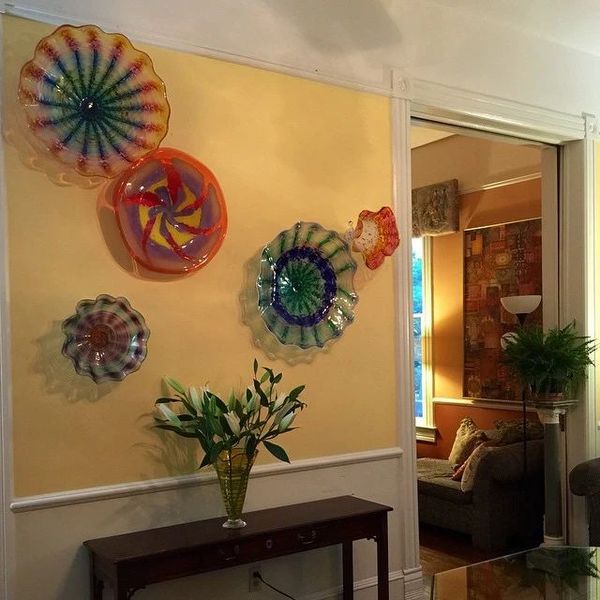 Il piatto di fiori artistici di lusso vintage illumina le scale della lampada da parete in vetro colorato Mutil sul portico
