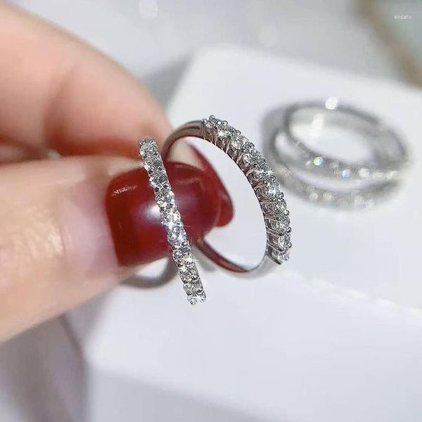 Cluster Rings Simples Elegante Dedo Para Mulheres Luxo Incrustado Redondo Zircônia Cúbica Brilhante Meninas Acessórios de Uso Diário Joias de Festa