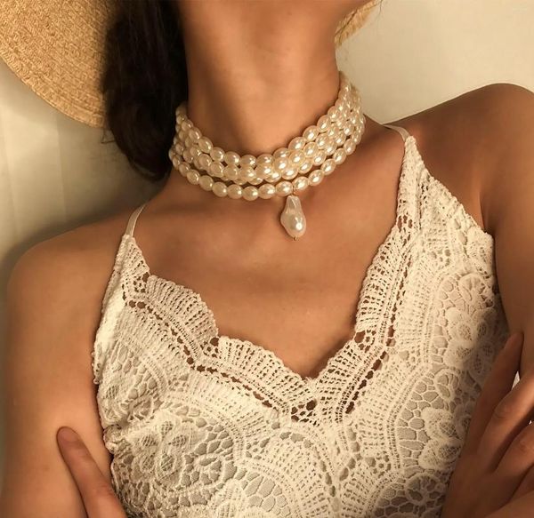 Catene moda girocollo in perle d'imitazione bianche multistrato con fissazione a fetta di metallo ampia collana con bavaglino gioielli per donne con ciondoli