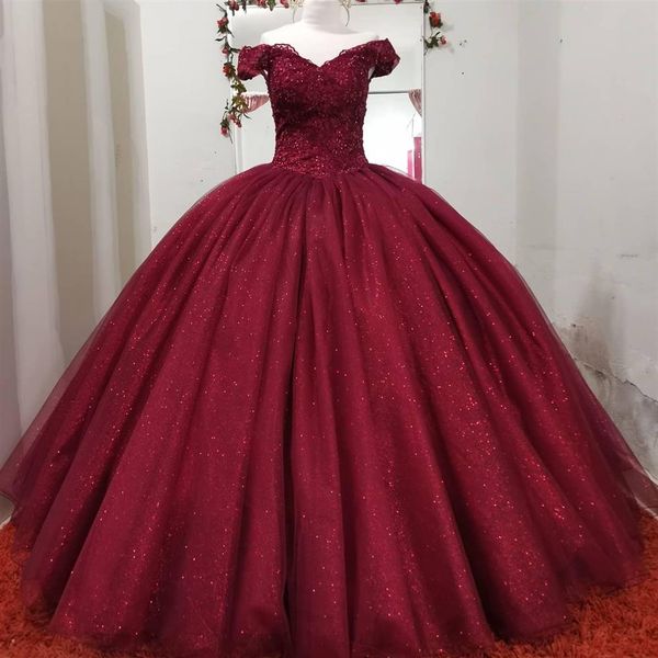 Блестящие бордовые платья Quinceanera с плечевых кружев