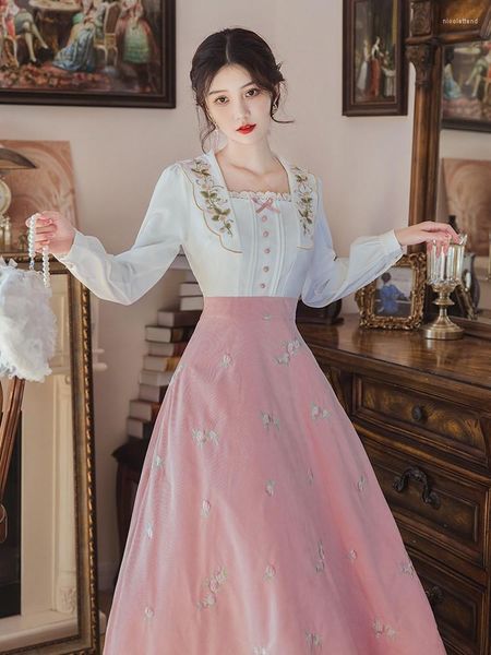 Abiti casual Romantic Ladies Pink Dress Retro Chic Fiocco floreale ricamato Elegante colletto per bambole Midi Party per le donne 2023