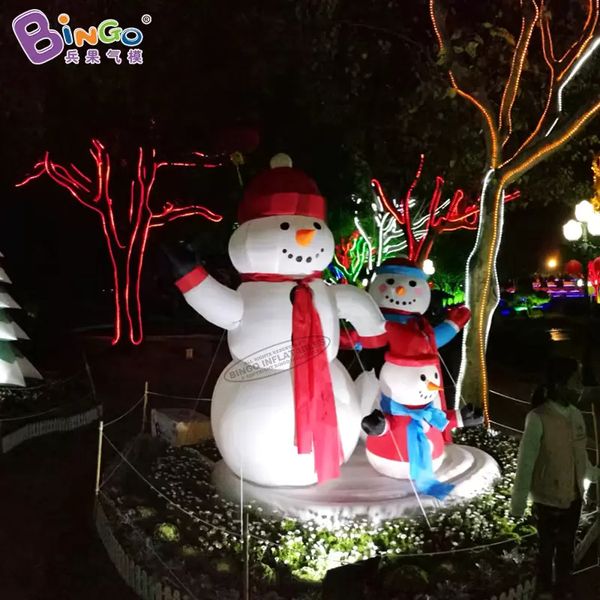 wholesale Personalizzato 2.7x2x2.6mH pubblicità gonfiabile Natale pupazzo di neve famiglia far saltare in aria personaggio dei cartoni animati per la decorazione del parco all'aperto giocattoli sport