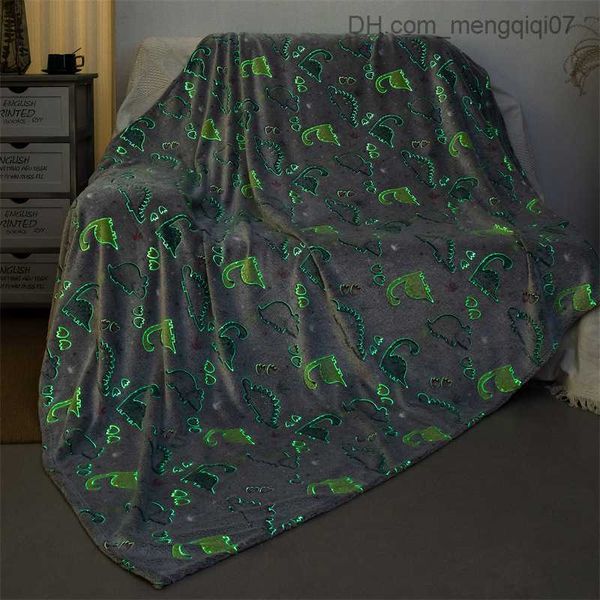 Coperte Swaddling Coperta calda soffice 150x200cm divano letto piatto dinosauro cartone animato adatto per letto luminescente per bambini regalo di Natale carino e divertente Z230809